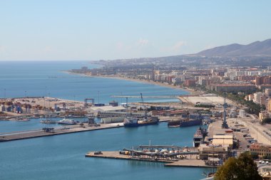 andalusia, İspanya Malaga'da. liman ve kentin havadan görünümü.