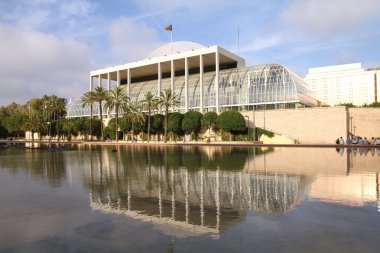 Valencia, İspanya. Cityscape turia bahçelerde müziğinin ünlü modern Sarayı ile.