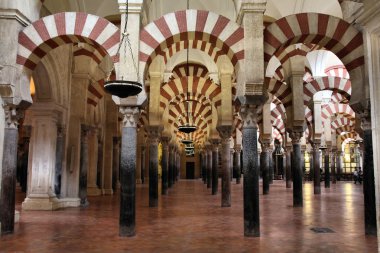 Cordoba, İspanya. Ulu Cami (şu anda Katolik Katedrali). UNESCO dünya mirası. iç görünüm.