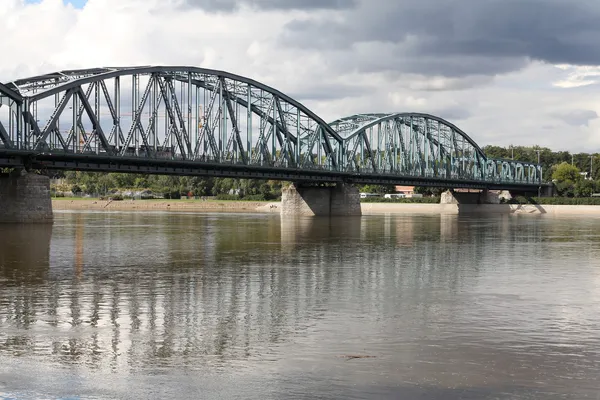ポーランド ヴィスワ川にかかるトルンの有名なトラス橋 交通インフラ — ストック写真