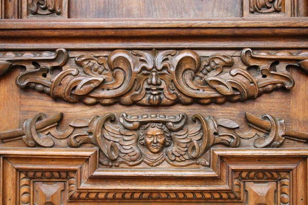 Деревянная дверь — стоковое фото