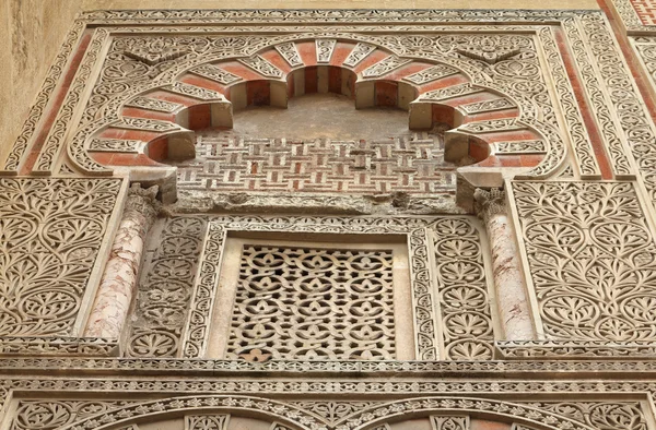 コルドバ スペイン 大モスク 現在カトリック大聖堂 ユネスコ世界遺産サイトです Mashrabiya 石の格子を持つウィンドウ 美しいアート — ストック写真
