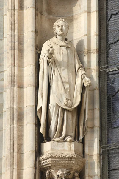 圣斯蒂芬 殉道者 Protomartyr 第一烈士 在意大利米兰大教堂的雕像之一 — 图库照片