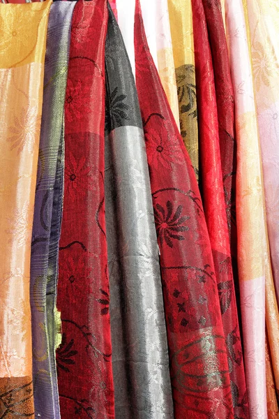 五颜六色的布背景 在西班牙格拉纳达街头市场观 — 图库照片