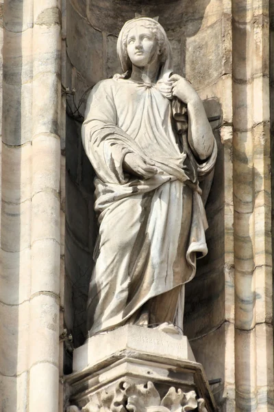 圣徒芭芭拉 在意大利米兰大教堂的雕像之一 — 图库照片