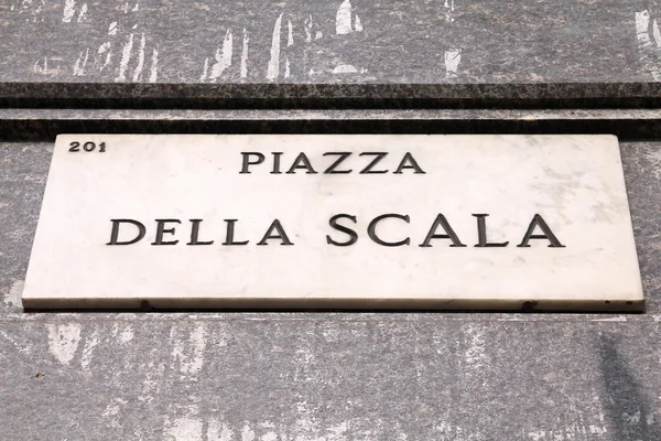 意大利 广场名称标志 旧的体系结构细节 著名广场德拉斯卡拉 — 图库照片