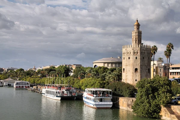 Σεβίλλη Ισπανία Θέα Στο Ποτάμι Γουαδαλκιβίρ Διάσημο Χρυσό Πύργο Πύργος — Φωτογραφία Αρχείου