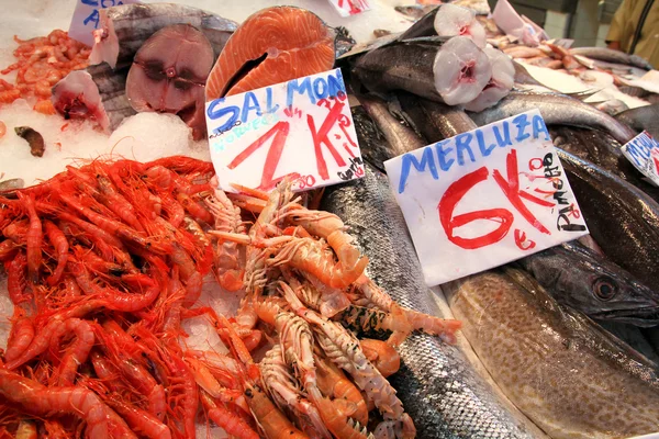 バレンシア スペインでの食品市場で魚にサーモンとエビのメルルーサ — ストック写真