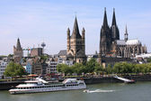 Köln, Deutschland - Stadtbild mit Rhein und Dom. Foto mag nach links geneigt erscheinen - optische Täuschung.
