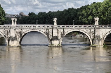 Roma, İtalya. Ünlü Sant 'Angelo Köprüsü manzarası. Tevere Nehri.