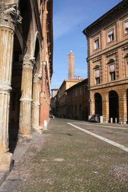 Bologna, İtalya - eski şehir taş döşeli cadde görünümü