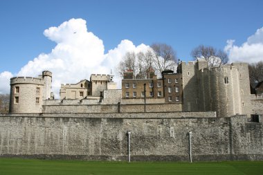 Londra Kulesi (resmen: Majestelerinin Kraliyet Sarayı ve kale)-İngilizce başkenti ünlü Ortaçağ Simgesel Yapı