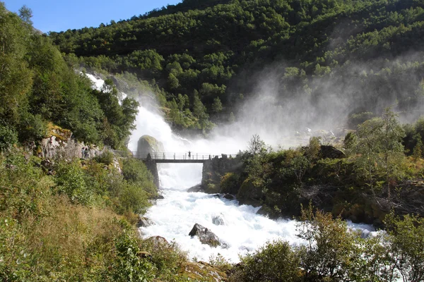 Noruega Parque Nacional Jostedalsbreen Cachoeira Famosa Originária Glaciar Briksdalsbreen Vale — Fotografia de Stock