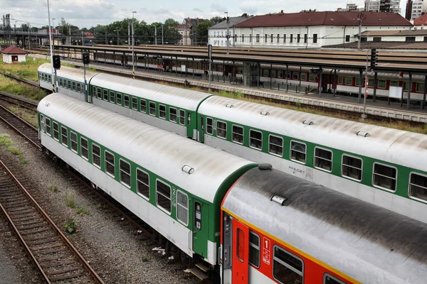 鉄道駅 複数の客車列車 Bohumin チェコ共和国で接合部コーチ — ストック写真