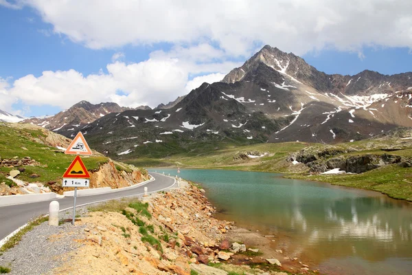 stock image Italy. Lake at Gavia Pass in Stelvio National Park. Ortler Alps. In background: Corno dei Tre Signori peak, 3360m high.