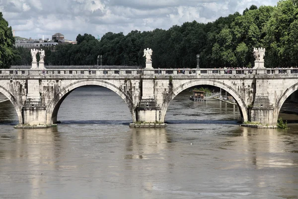 Řím Itálie Pohled Slavný Most Sant Angelo Řeka Tevere — Stock fotografie