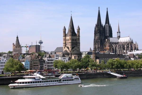 与莱茵河和著名的大教堂城市景观 照片看起来可能倾斜向左 视觉上的错觉 — 图库照片