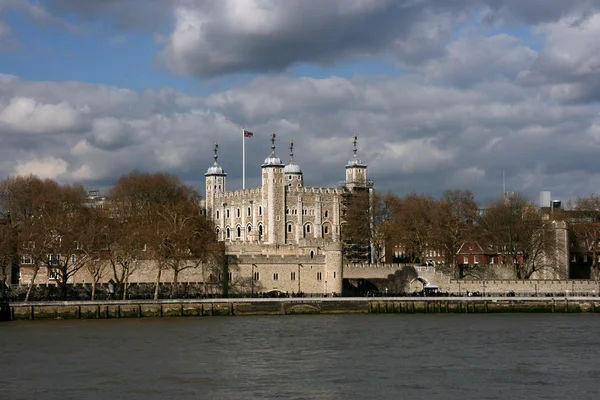 Londýnský Tower Středověký Hrad Zamračená Obloha Slavné Architektura Velké Británie — Stock fotografie