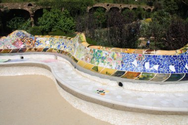 Antoni Gaudi'nin Park Guell'inde sanatsal mozaik bank