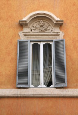 Roma, İtalya. İtalyan başkenti güzel eski penceresi.
