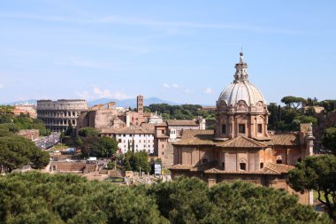 Rome, İtalya - Kolezyum, Roma Forumu ve eski kilise manzarası.