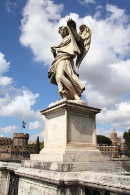 Roma, İtalya. bir melek adlı ünlü ponte sant' angelo Köprüsü. melek cosimo fancelli heykelin sudarium ile.