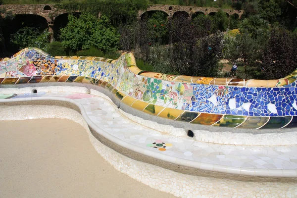 アントニ・ガウディの公園ゲルの芸術的なモザイクベンチ — ストック写真