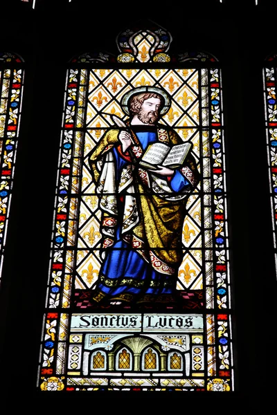 考文垂在英格兰西米德兰兹 在中世纪的圣三一教堂的彩色玻璃 福音传教士圣卢卡斯 — 图库照片