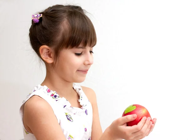 Portret Dziewczynki Która Posiada Czerwone Jabłko Nim Zielone Serce Jest Obrazy Stockowe bez tantiem