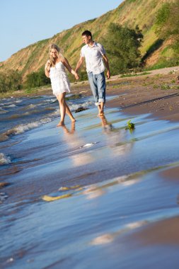 Genç çift yaz aylarında nehir kıyısında enamoured yürüyüş