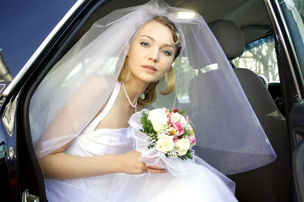 The beauty the bride with a bouquet — Stock Photo, Image