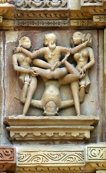 Details van de erotische beeldhouwkunst in één van de tempels van khajuraho — Stockfoto