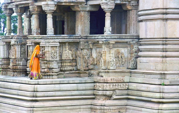 Vrouw in tempel — Stockfoto