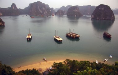 halong bay bir dağın tepesinden görünümü