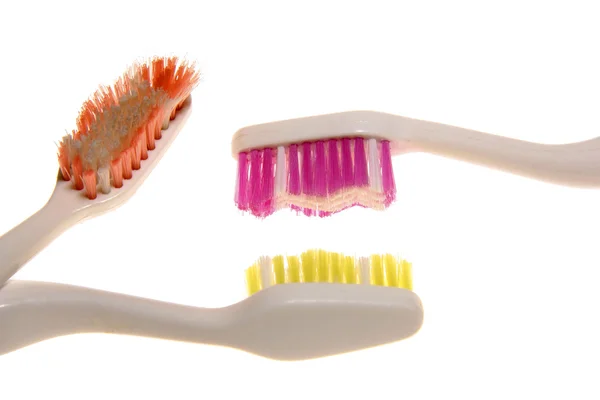 Trois brosses à dents avec fond blanc — Photo