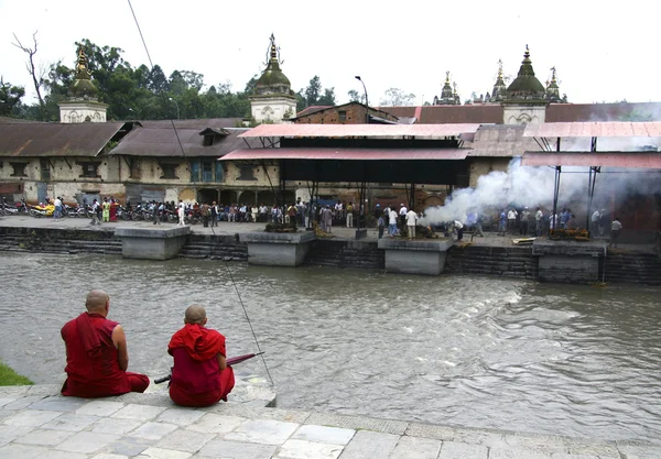 Mönche Ufer Des Bagmati Flusses Pashupatinath Nepal lizenzfreie Stockbilder