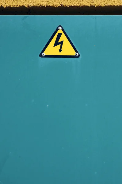 危险高电压的一个绿色表的符号 — 图库照片