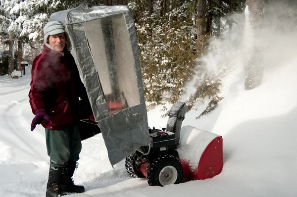 Человек за снегоочистителем — стоковое фото