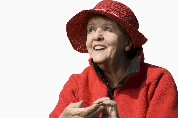 Senior dame met een rode hoed — Stockfoto