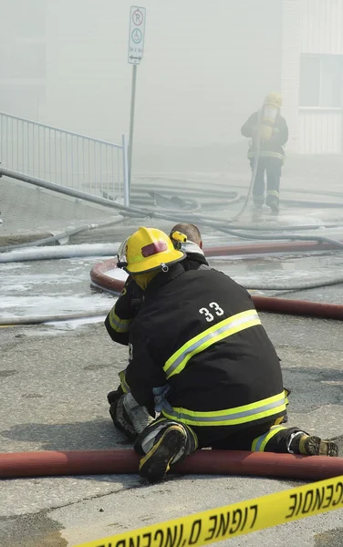 Pomoc strażaków — Zdjęcie stockowe