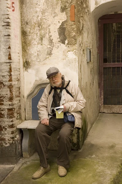 Starszy turysta odpoczynku — Zdjęcie stockowe