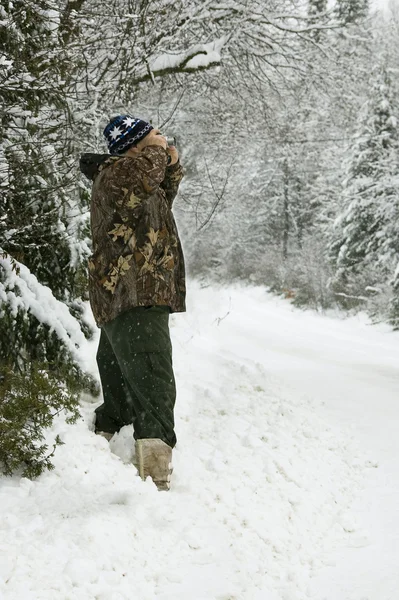 Sénior tirando fotos no inverno — Fotografia de Stock