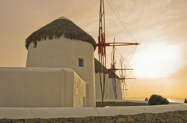 Ветряная мельница на закате в Миконосе — стоковое фото