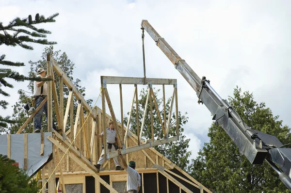 Travailleurs de la construction et grue — Photo