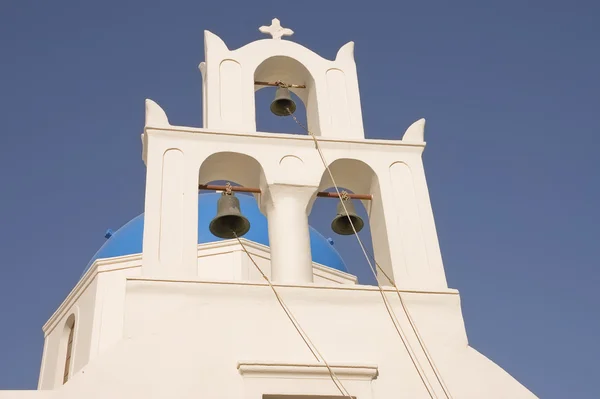 Churchbells in santorini bij dageraad — Stockfoto