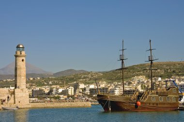 Hanya, crete, Yunanistan ile deniz feneri ve onun tipik Yunan geminin liman görünüm