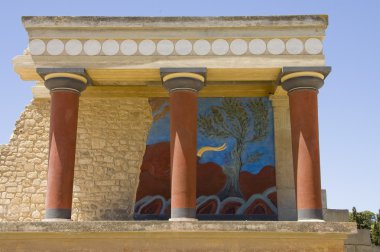 gösterilen sütunlar, Girit Adası, Yunanistan arkasında boğa fresk knossos Sarayı'nın önden görünümü