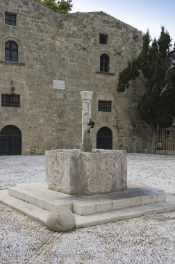 beşinci yüzyılda vaftizhane çeşme önü Tarih Kütüphane Rodos, Girit Adası, Yunanistan