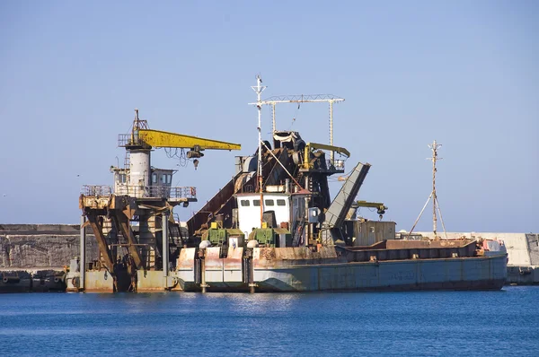 Αλιείς Σκουριασμένο Πλοίο Γερανό Στο Λιμάνι Των Χανίων Κρήτη Ελλάδα — Φωτογραφία Αρχείου