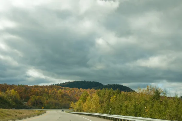 在秋季 Laurentians 魁北克 加拿大风景名胜景观无尽路 — 图库照片